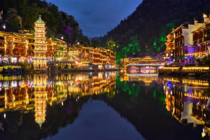 tham quan Phượng Hoàng Cổ Trấn về đêm
