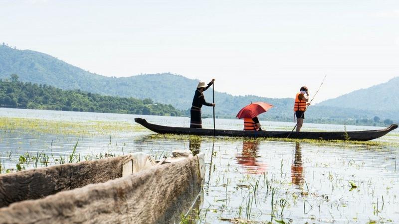 Chèo thuyền độc mộc trên Hồ Lắk