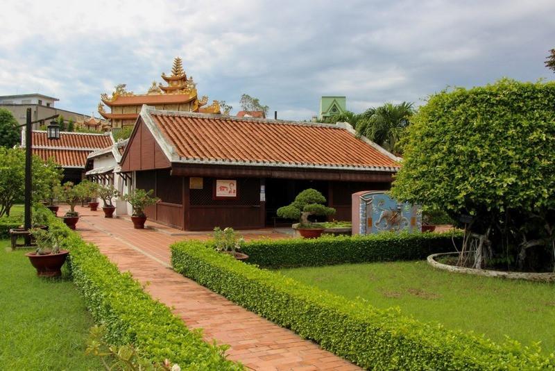 Tham quan Trường Dục Thanh khi du lịch Mũi Né