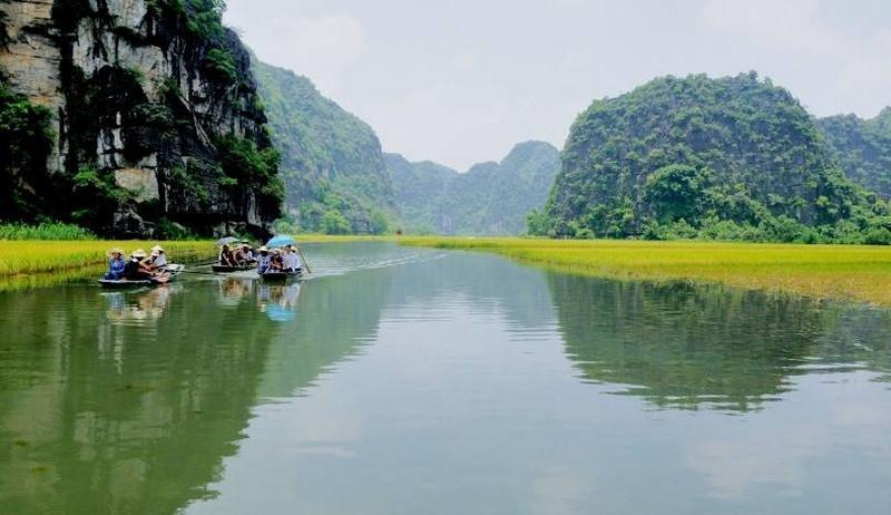 Đi thuyền tại Tam Cốc Bích Động