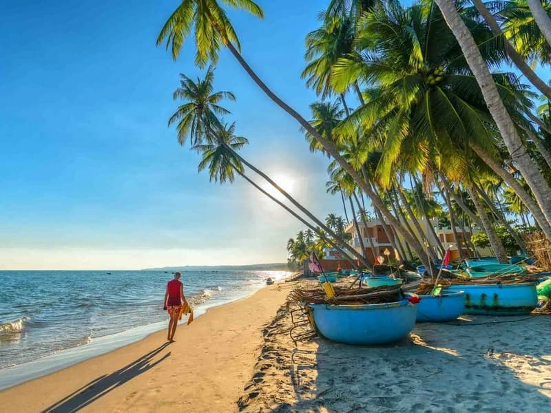 Bãi biển Mũi Né với cát trắng mịn và nước biển trong xanh