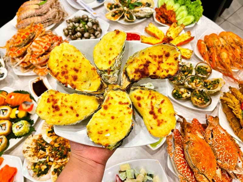 Buffet hàu tại bè hàu Long Sơn