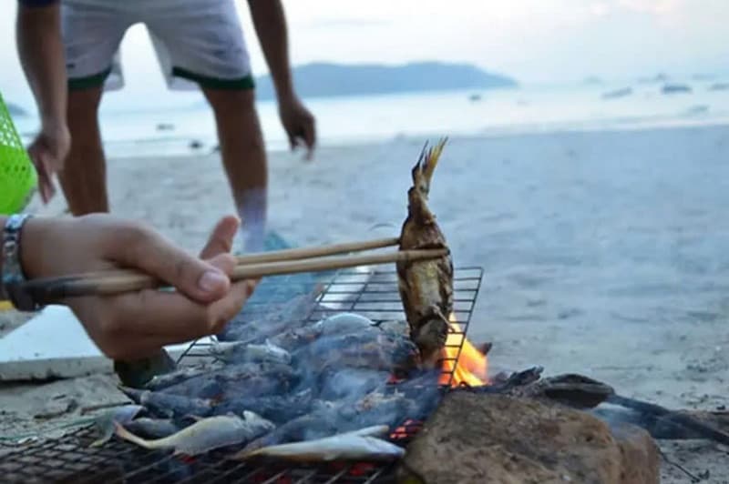 nướng cá tại bãi bàu