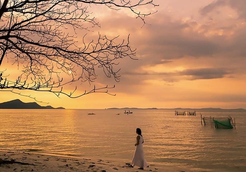 hoàng hôn tại làng chài hàm ninh