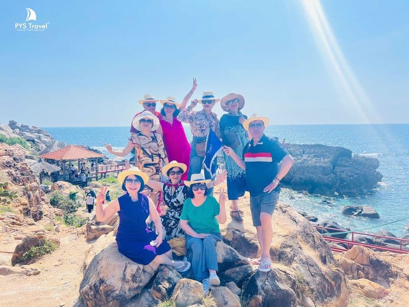 Du khách check in tại Vĩnh Hy