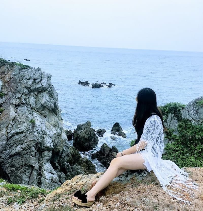 Tham quan Eo Gió Quan Lạn gần bãi đá Tình Yêu