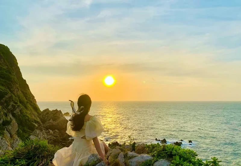 Ngắm bình minh tại Eo Gió Quan Lạn