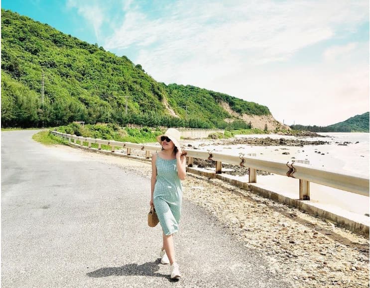 Dạo bộ trên cung đường ven biển tuyệt đẹp ở eo gió quan lạn