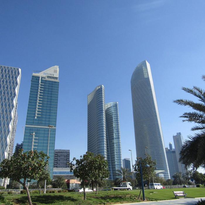 chụp ảnh bên ngoài Emirates Palace