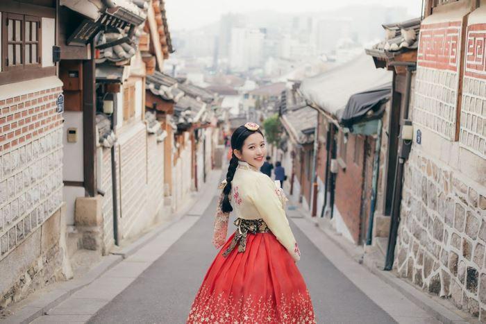 Du khách check in với hanbok - trang phục truyền thống Hàn Quốc