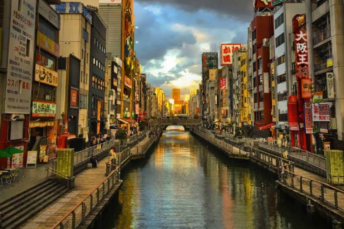 Osaka sầm uất luôn nhộn nhịp bất kể ngày hay đêm 