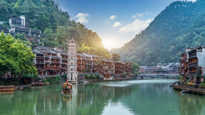 Tour Trung Quốc: Nghi Xương - Trương Gia Giới - Phượng Hoàng Cổ Trấn 6 ngày 5 đêm TP.HCM - Tết Nguyên Đán 2025
