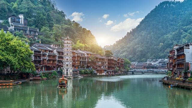 Tour Trung Quốc: Nghi Xương - Trương Gia Giới - Phượng Hoàng Cổ Trấn 6 ngày 5 đêm TP.HCM - Tết Nguyên Đán 2025